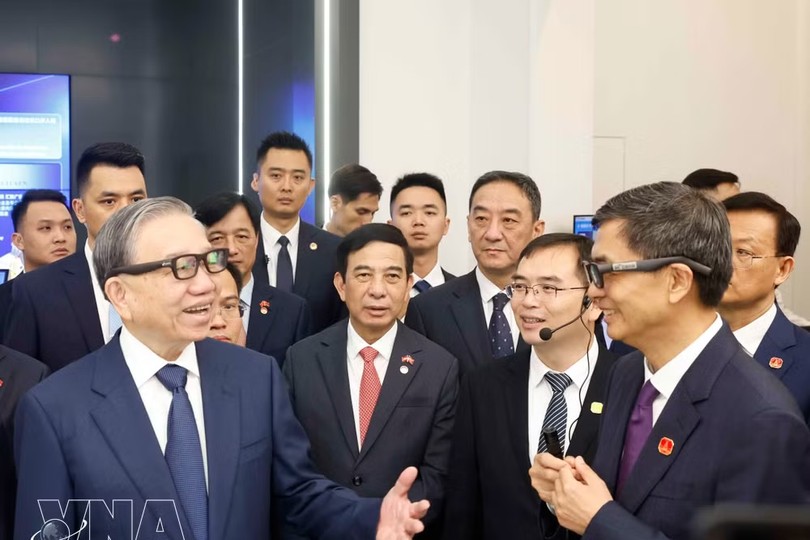 党中央总书记、国家主席苏林与各位代表参观中国—东盟国家人工智能（AI）应用合作中心。