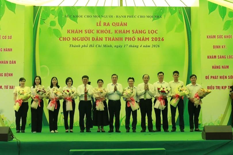  市委副书记、市越南祖国阵线委员会主席阮福禄和市人委会副主席阮孟强向社区健康服务队送花祝贺。