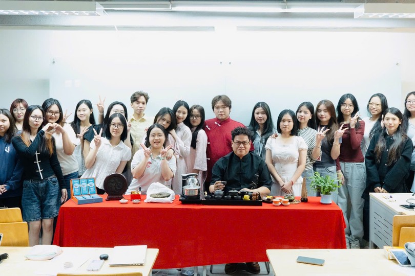 文郎大学中国语言专业学子与陈志明老师在“工夫茶”体验课后合影留念。