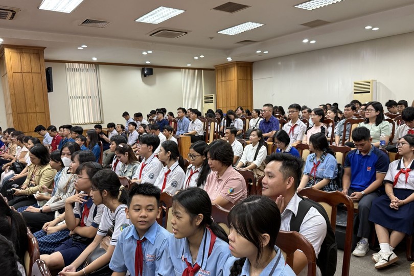 胡志明市初中生参加升学咨询活动。