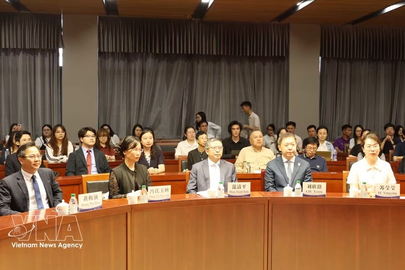 越南驻中国大使范青平（中）出席在北京外国语大学（BFSU）举行的“越中文化、旅游与教育交流及青年作用”专题交流活动。