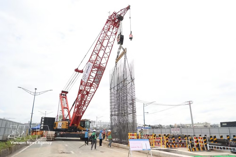 胡志明市地铁2号线ST10地下站首幅地连墙钢筋笼顺利吊装入槽。