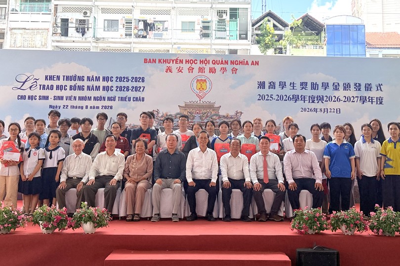 义安会馆理事会与嘉宾及学生合影。