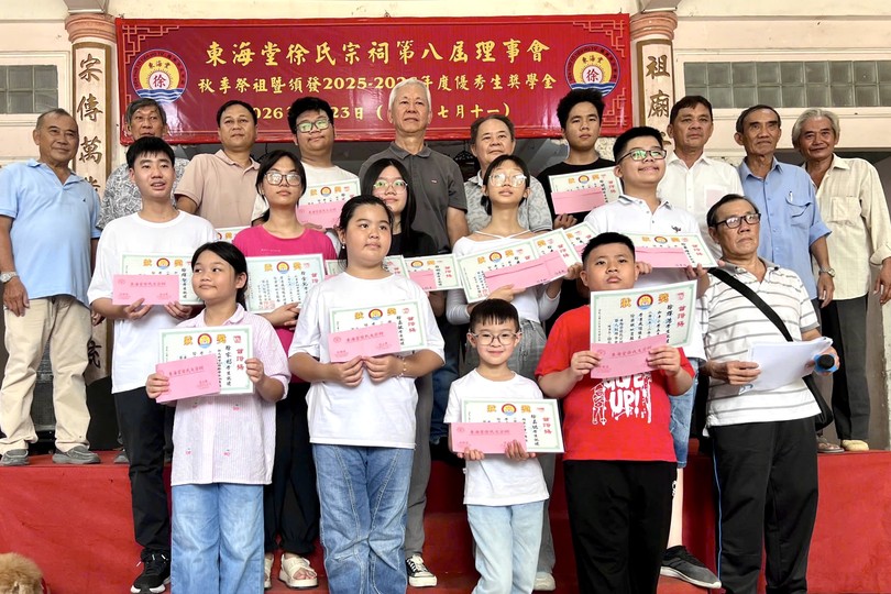 徐氏宗祠理事会成员与获奖学生合影留念。QL摄