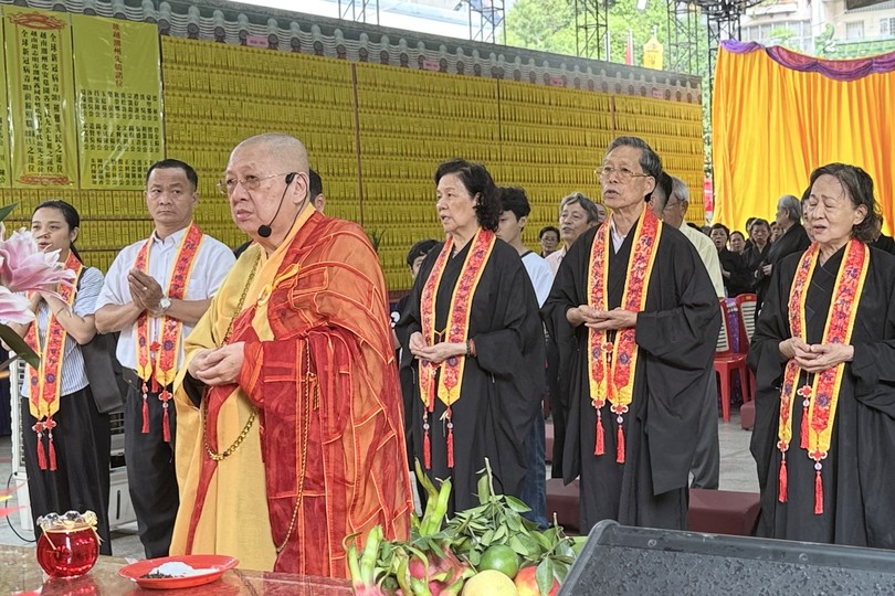草堂禅寺住持释了明法师带领义安会馆理事会成员及善信举行法事。