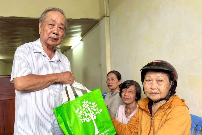 市华人抗战传统俱乐部主任孙盛强向会员赠送礼物。
