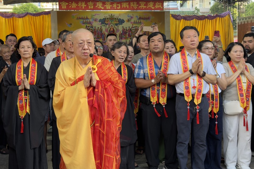 草堂禅寺住持释了明法师主持法会，义安会馆理事会成员、乡亲及各方善信虔诚参与。