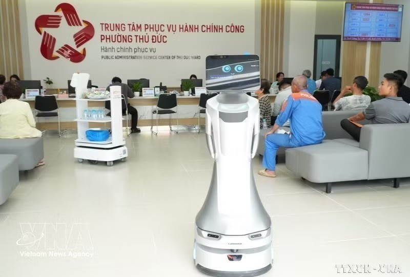 胡志明市守德坊将机器人投入试运行，帮助市民办理公共行政手续。图自越通社