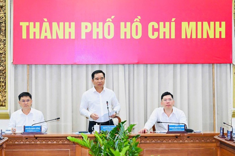 胡志明市人委会主席阮文得与各位胡志明市人委会副主席主持会议。图片：越勇