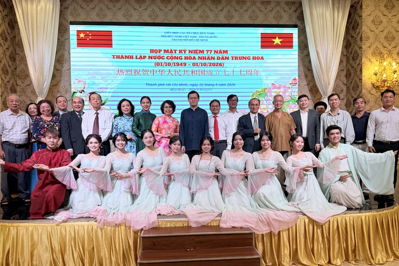 中国驻胡志明市总领事馆代理总领事徐州、胡志明市各友好组织联合会、市越中友协代表及嘉宾合影留念。