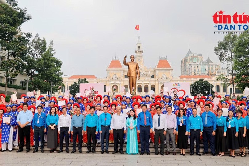 共青团市委向各对新人颁发结婚证。