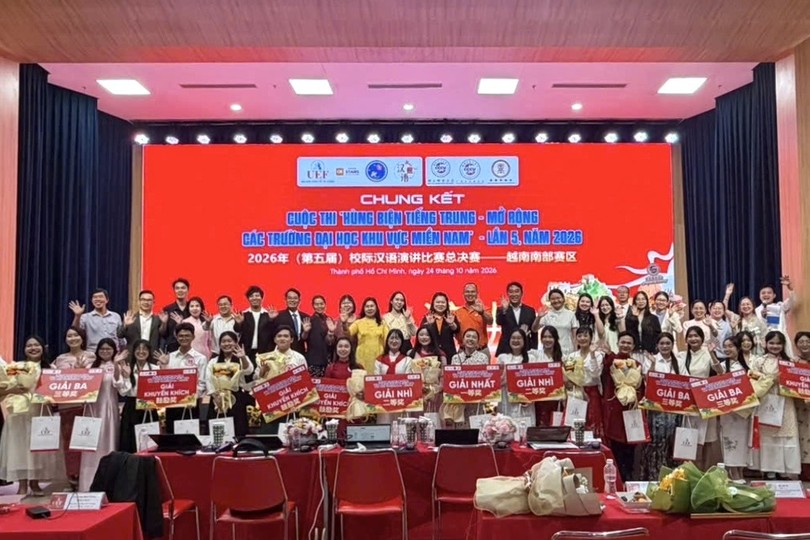 胡志明市财经大学第五届校际汉语演讲比赛总决赛参赛选手、获奖者及嘉宾合影留念。