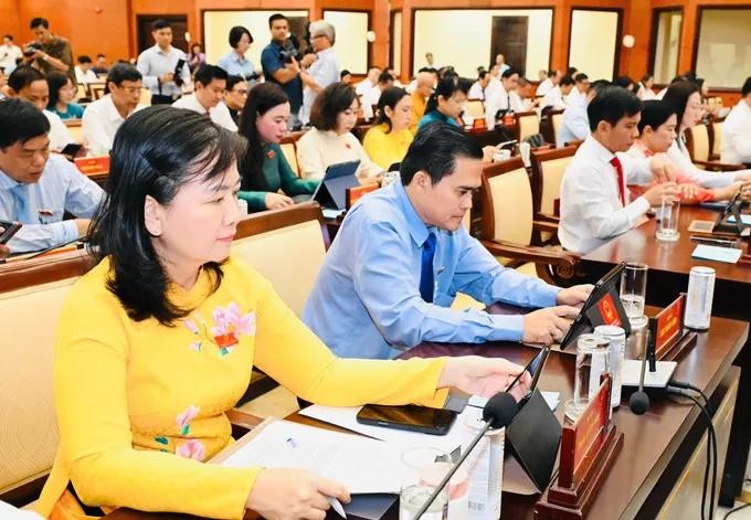 与会代表表决通过会议呈文。图：越勇