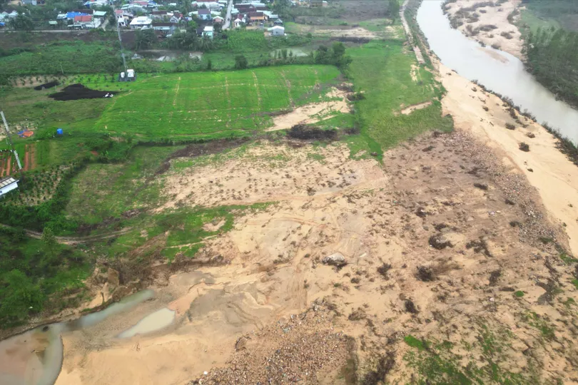 Cận cảnh sông Hà Thanh biến dạng do lũ lụt