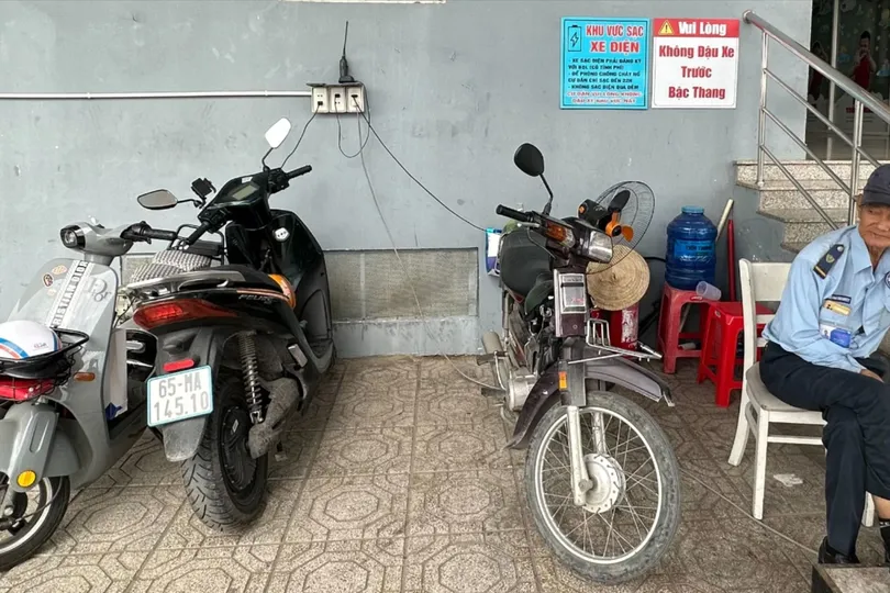 Xe điện đang sạc pin tại chung cư Tín Phong (phường Đông Hưng Thuận, TPHCM). Ảnh: THANH HIỀN