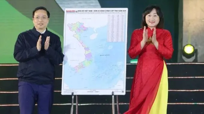 Chương trình "Trao tặng bản đồ đất nước - Tự hào dấu ấn non sông” đến với tỉnh Tuyên Quang, Cao Bằng