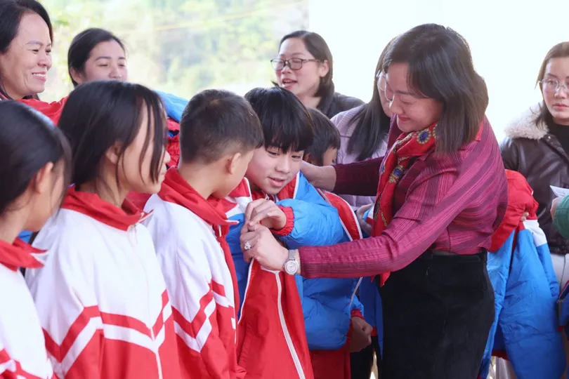 Phó Tổng Biên tập Báo SGGP Bùi Thị Hồng Sương trao áo ấm cho học sinh Trường Phổ thông dân tộc Bán trú THCS Lương Thông (ẢNH: QUANG PHÚC)