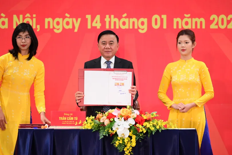 Đồng chí Trần Cẩm Tú, Thường trực Ban Bí thư và bộ tem bưu chính “Chào mừng Đại hội đại biểu toàn quốc lần thứ XIV của Đảng". Ảnh: ĐỖ TRUNG