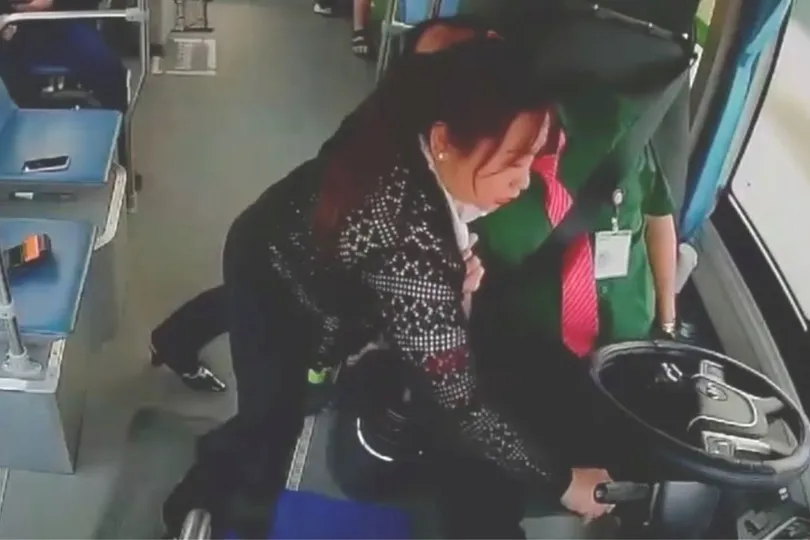 Tài xế (áo xanh) bất ngờ đột quỵ, nữ nhân viên nhanh trí tắt chìa khóa xe. Ảnh chụp từ clip