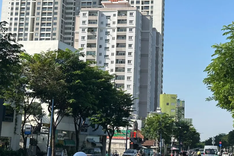 Chung cư - cao ốc Hòa Bình, số 346 Bến Vân Đồn, phường Vĩnh Hội, TPHCM (The Gold View). Ảnh: THANH HIỀN