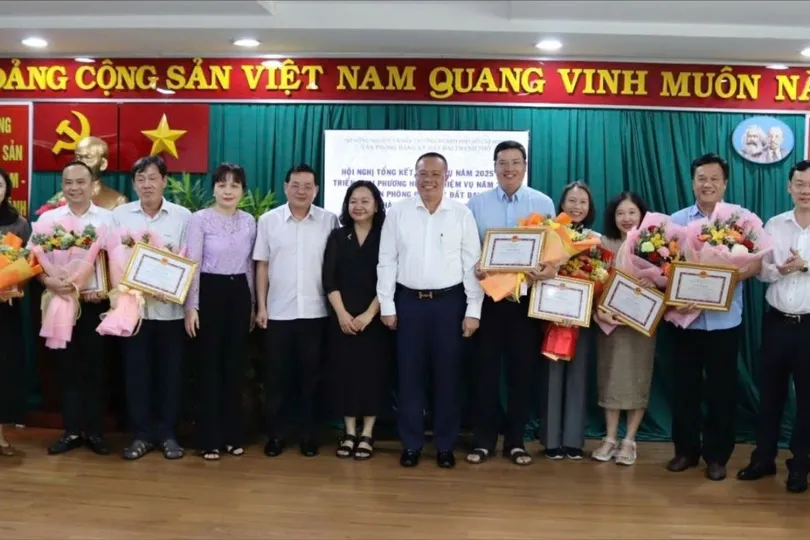 Giám đốc Sở NN-MT TPHCM Nguyễn Toàn Thắng tặng giấy khen của sở cho các đơn vị có thành tích xuất sắc trong năm 2025