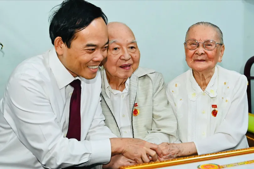 Bí thư Thành ủy TPHCM Trần Lưu Quang trao Huy hiệu 80 năm tuổi Đảng