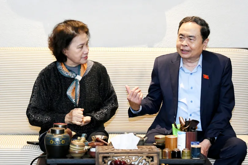 Chủ tịch Quốc hội Trần Thanh Mẫn đã thành kính thắp hương tưởng nhớ Trưởng Ban Thường trực Quốc hội Bùi Bằng Đoàn. Ảnh: LÂM HIỂN