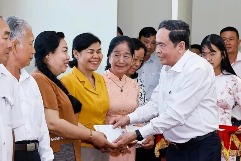 Chủ tịch Quốc hội Trần Thanh Mẫn tặng quà tết các hộ gia đình chính sách trên địa bàn phường Bình Thủy (TP Cần Thơ)