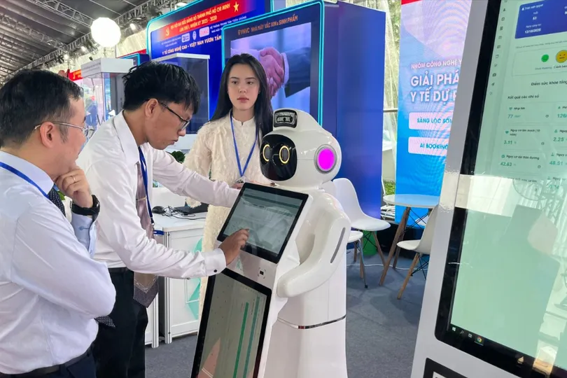 Người dân, doanh nghiệp tham quan không gian sáng tạo và trải nghiệm chuyển đổi số TPHCM