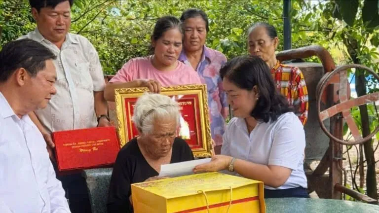 Đoàn công tác Thành ủy TPHCM thăm, chúc tết đơn vị, gia đình tiêu biểu