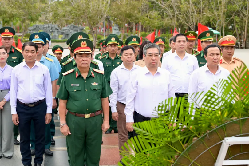 Lãnh đạo TPHCM dâng hương tưởng nhớ các Anh hùng liệt sĩ tại đặc khu Côn Đảo