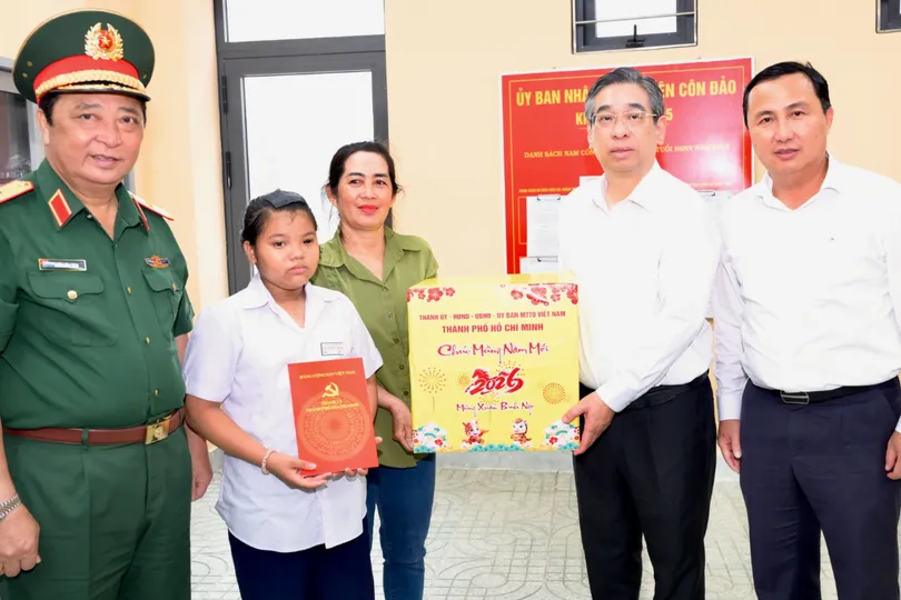 Lãnh đạo TPHCM thăm, tặng quà tết tại đặc khu Côn Đảo