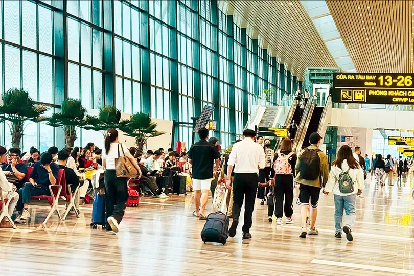 Hành khách xuống cửa ra máy bay tại Nhà ga T3 Cảng Hàng không quốc tế Tân Sơn Nhất. Ảnh: QUỐC HÙNG