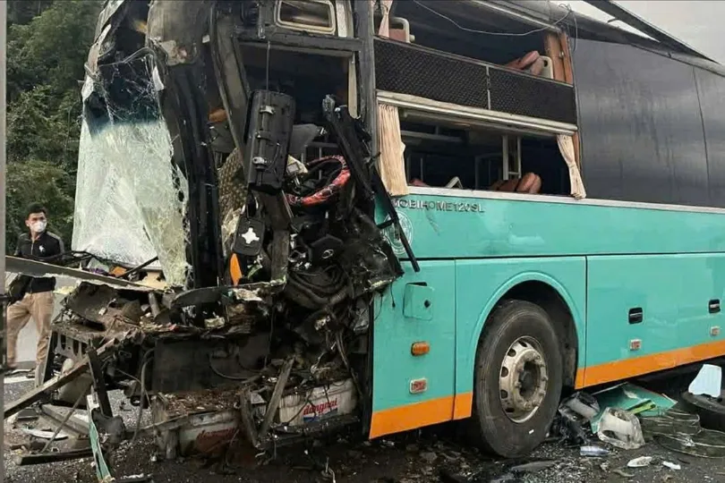 Va chạm liên hoàn giữa 4 ô tô trên đường cao tốc Vân Phong - Nha Trang