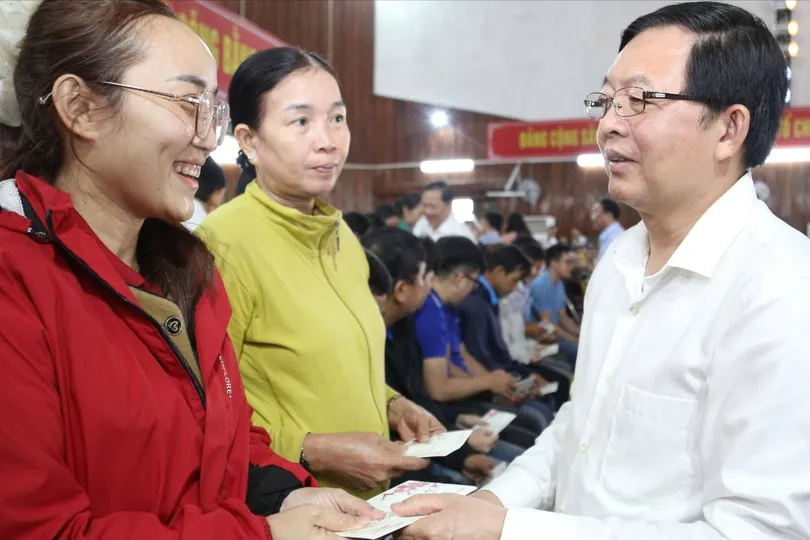 Phó Thủ tướng Hồ Quốc Dũng trao quà tết cho các hộ nghèo ở Gia Lai