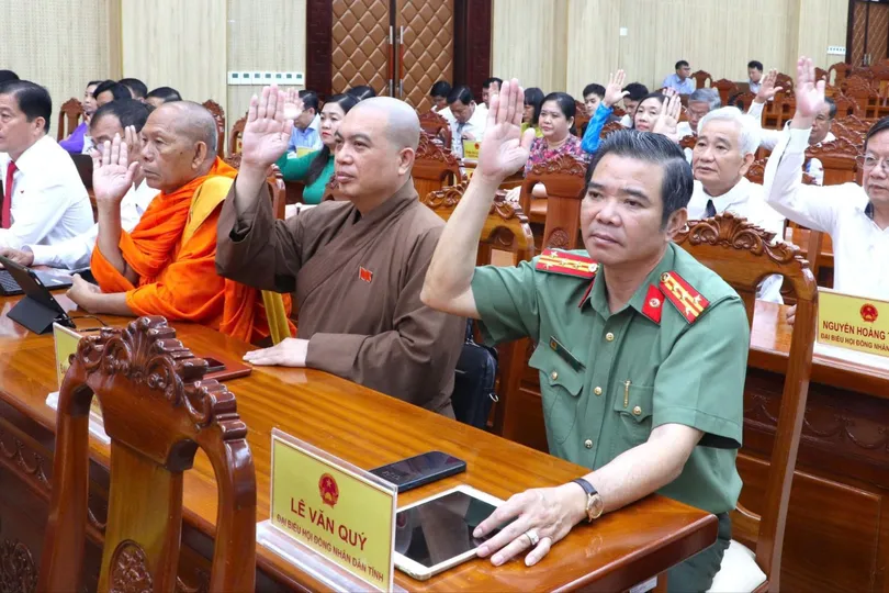 Đại biểu HĐND tỉnh biểu quyết thông qua các nghị quyết