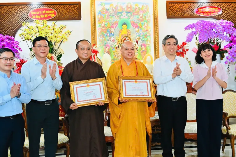 Lãnh đạo TPHCM trao Bằng khen đến hai vị Thượng tọa