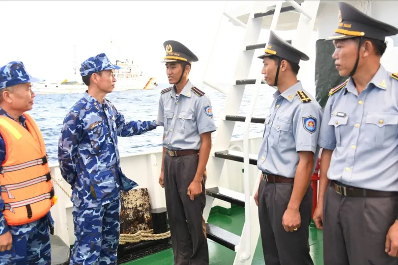 Đại tá Lê Văn Tú, Bí thư Đảng ủy, Chính ủy Vùng Cảnh sát biển 3 thăm hỏi cán bộ, nhân viên tàu KN 441 đang làm nhiệm vụ tại đặc khu Trường Sa