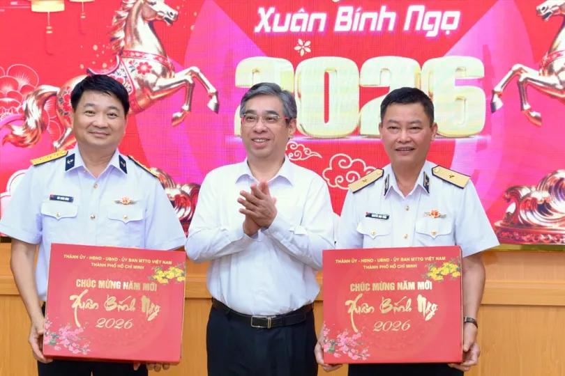 Đồng chí Nguyễn Phước Lộc trao quà tết đến Bộ Tư lệnh Vùng 4 Hải quân