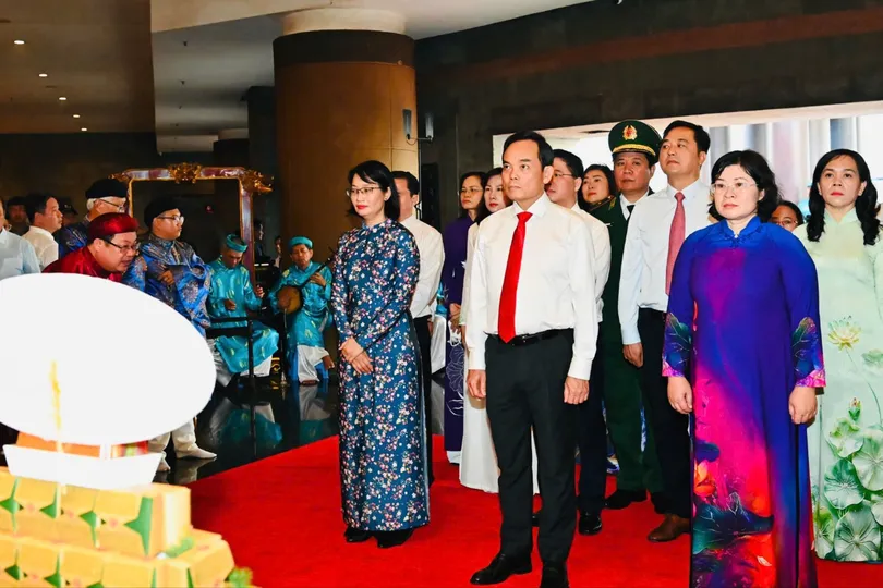Lãnh đạo TPHCM dâng cúng bánh tét Quốc tổ Hùng Vương