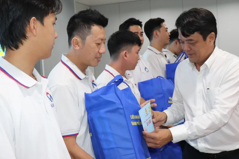 Chủ tịch LĐLĐ TPHCM Bùi Thanh Nhân tặng quà người lao động tại ga Metro Bến Thành. Ảnh: THÁI PHƯƠNG