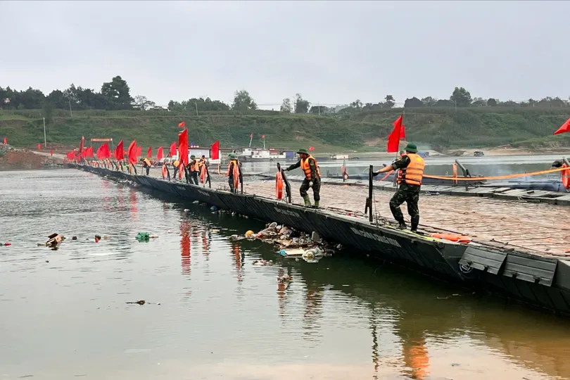 Phú Thọ: Vận hành lại cầu phao Đoan Hùng sau khi lắp thêm đốt