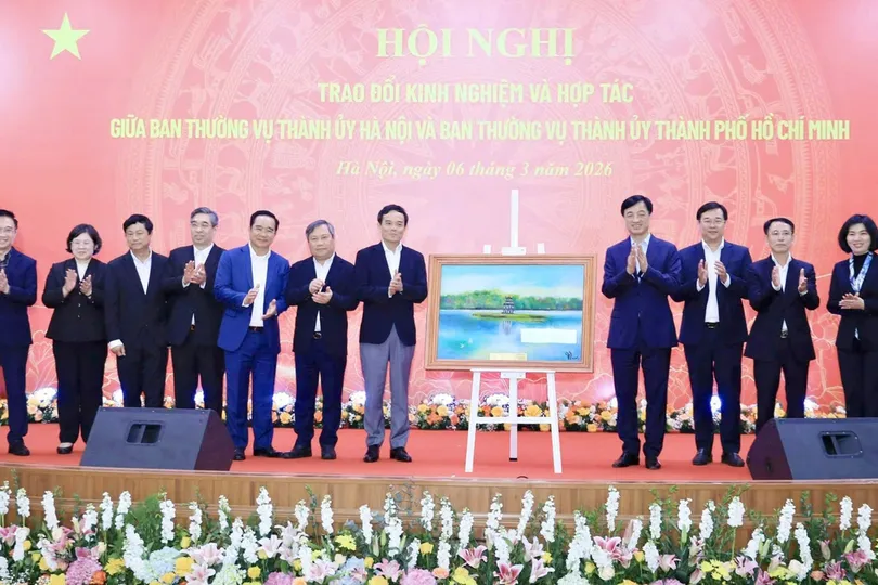 Ban Thường vụ Thành ủy TPHCM tặng quà lưu niệm Ban Thường vụ Thành ủy Hà Nội (ẢNH: QUANG THÁI)