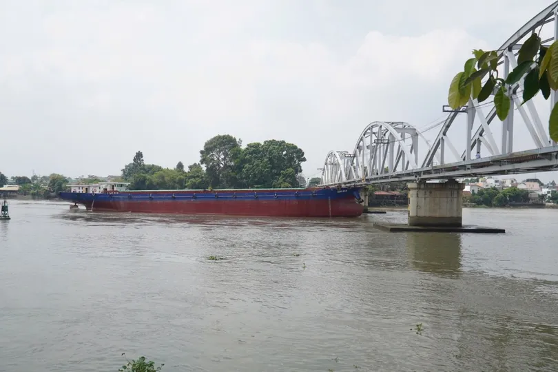 Sà lan tông cầu Ghềnh ở Đồng Nai: Đường sắt Bắc - Nam ách tắc