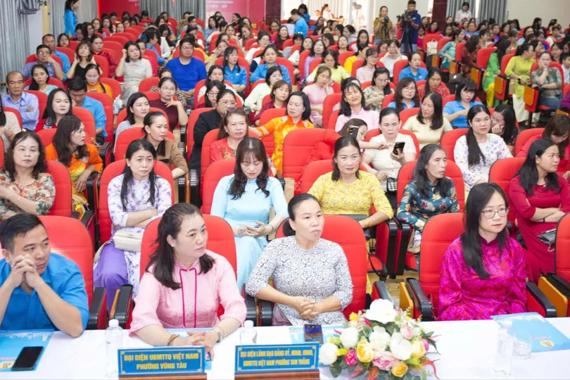 Hơn 300 nữ đoàn viên, người lao động tham dự hội nghị