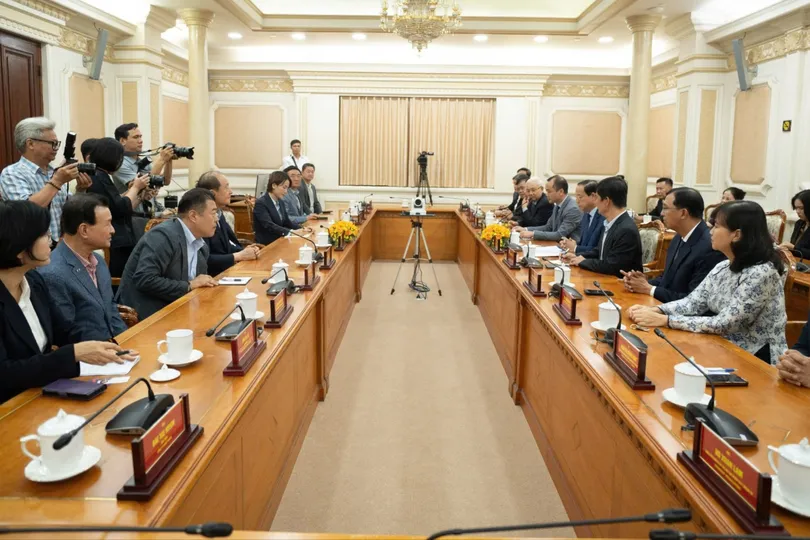 Phó Chủ tịch Thường trực HĐND TPHCM Nguyễn Văn Thọ tiếp đoàn công tác Hội đồng TP Daejeon. Ảnh: XUÂN HẠNH