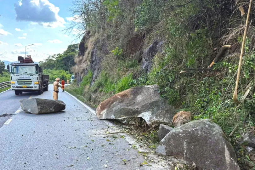 Phá dỡ tảng đá khổng lồ nằm cheo leo trên đèo Bảo Lộc