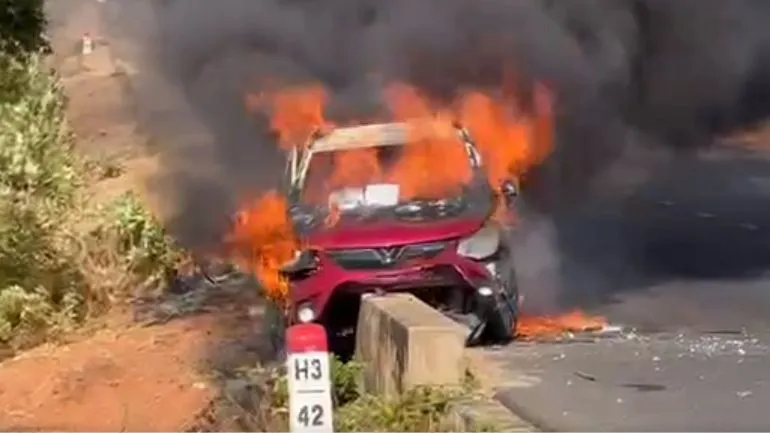 Chiếc xe ô tô bất ngờ bốc cháy dữ dội