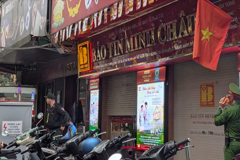 Công an làm việc tại các cửa hàng vàng Bảo Tín Minh Châu ở Hà Nội