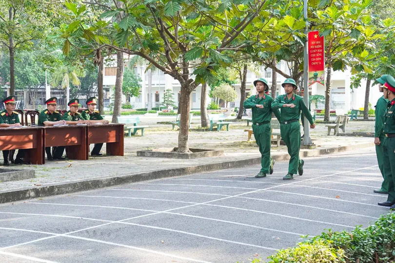 Đoàn kiểm tra nội dung huấn luyện điều lệnh